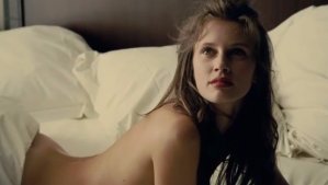 法国R级电影《花容月貌》，17岁少女援交有瘾