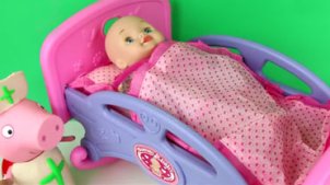 粉红猪小妹给洋娃娃看病打针的医疗玩具故事！北美玩具