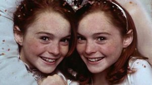 俩女孩参加夏令营，发现对方与自己长得一模一样，才知道是双胞胎！