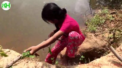 实拍：农村小女孩在河边挖坑做陷阱，6个小时以后有收获了
