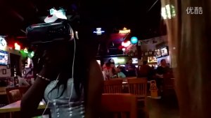 美女用VR眼镜看那种电影到底是怎样一种体验？居然这么爽！