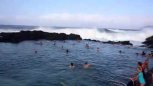实拍海边游泳遭遇巨浪来袭，好壮观！