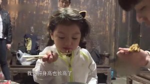 未播片段：阿拉蕾妈妈看到阿拉蕾会用筷子，一脸欣慰，很感谢董力