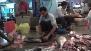 实拍印度三哥在市场杀鱼，这个刀很让人喜欢