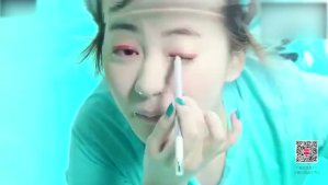 韩国妹子尝试的水底化妆教程，真的太厉...