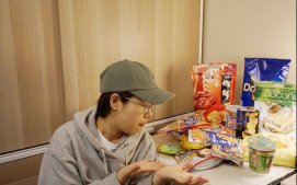 辣条到底哪家强？日本uha糖哪个口味最好吃？台湾虾片vs日本虾片谁赢谁输？