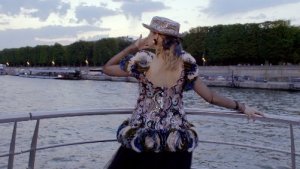 Vogue拍了一组Céline Dion演绎的巴黎时装周上
