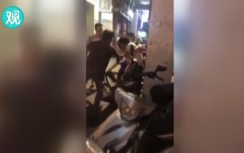 澳门有位闹事者打警察 市民帮警察将其围殴
