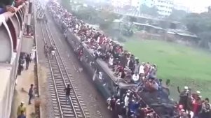 实拍印度的火车，瞬间觉得中国的春运简直弱爆了！