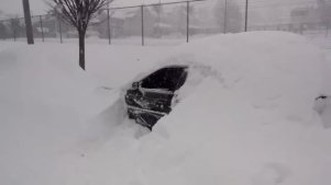 实拍：汽车被大雪掩埋，钻进驾驶室顶着雪把车开出来