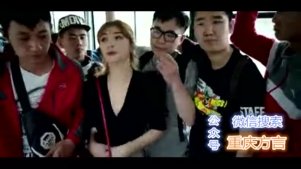 重庆方言搞笑视频：美女公交放屁，被批得有点狠！