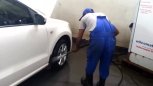 实拍：印度工人给客户洗车过程