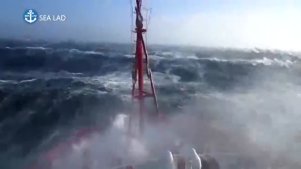 实拍船只遇到海上风暴，犹如灾难大片好恐怖！
