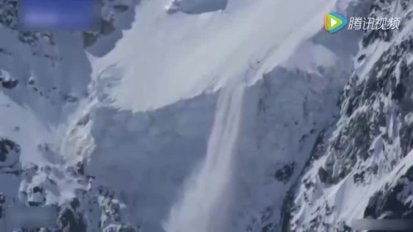 实拍滑雪者遇到雪崩 悬崖边险象环生