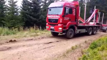 实拍：运送木材的卡车是怎样在土路上调头的？